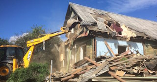 Промышленный демонтаж пристроек к дому в Кондопоге | Цены от 574 руб. за м2